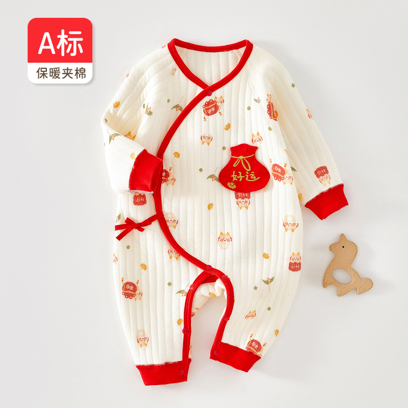 婴儿连身衣0-6月宝宝春秋冬哈衣龙年满月服百天中国风爬爬服拜年